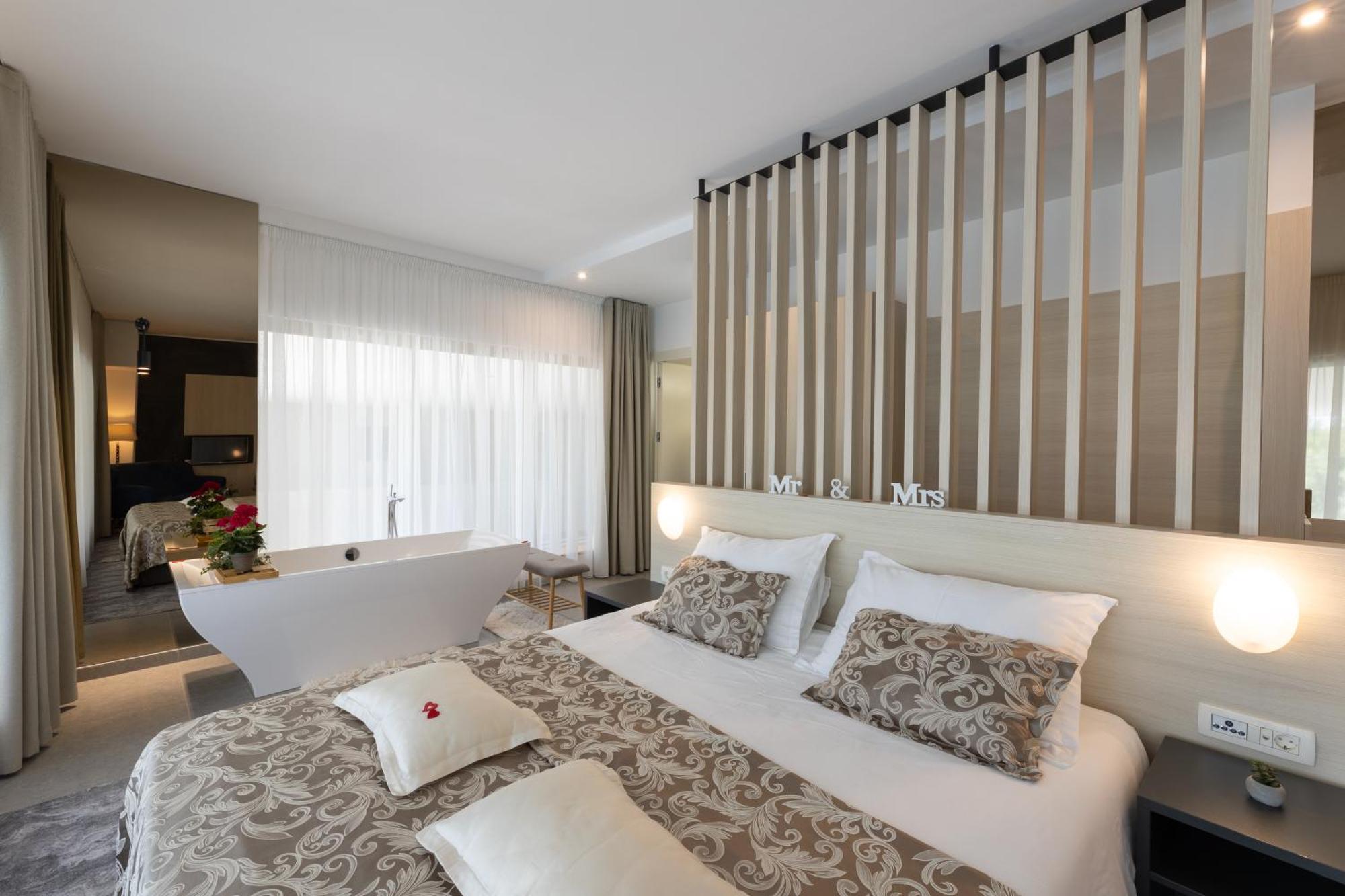 Hotel Salona Palace Esterno foto